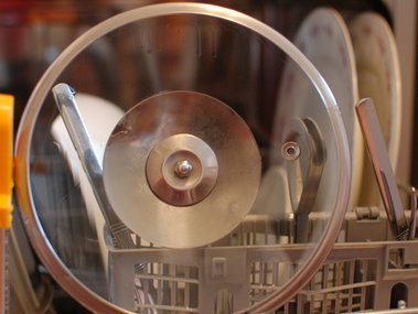 Slide image for gallery: 4622 | Комментарий «Леди Mail.Ru»:  Посудомоечная машина Bosch SKS 62E88 отмыла стеклянные крышки так, словно их только что сняли с магазинной полки