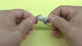 Как развязать узел на шнурках / Источник: YouTube-канал: Helpful DIY