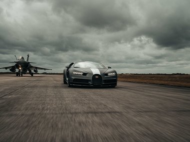 slide image for gallery: 27998 | Bugatti против самолета
