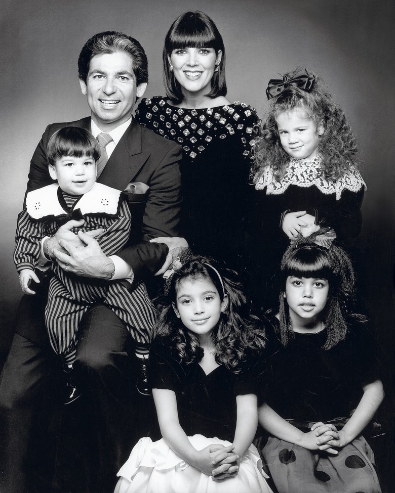 Крис Дженнер вышла замуж за Роберта Кардашьяна и родила четверых детей: сына Роберта и дочек Кортни, Ким и Хлою