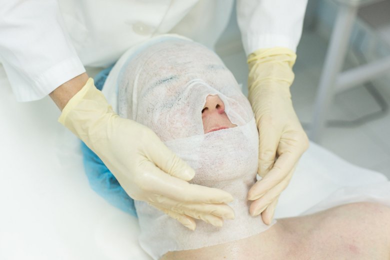 Хлопковая маска помогает удержать текстуру желе на коже и предотвращает растекание