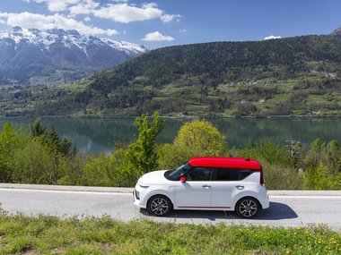 slide image for gallery: 24425 | Kia Soul GT Line