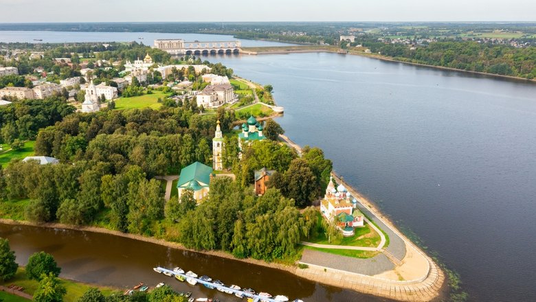 Вид сверху на Углич и реку Волгу.