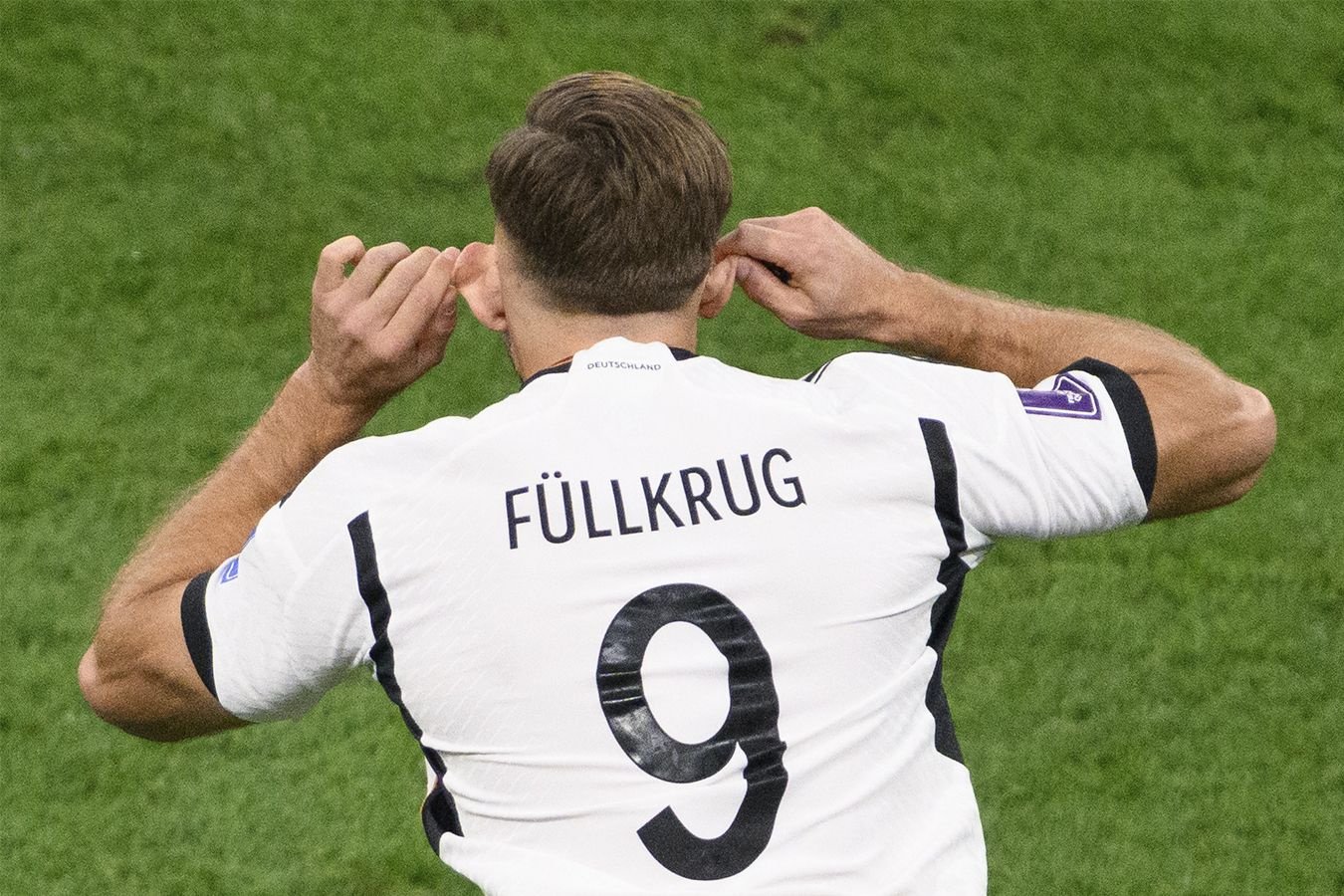 У нападающего сборной Германии есть необычная фишка. Зачем Фюллькруг крутит уши руками?