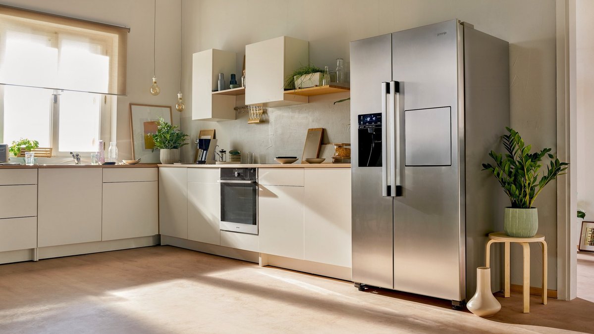 Как вписать холодильник в интерьер кухни: 10 проверенных советов
