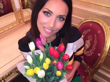 Slide image for gallery: 6169 | Алсу поздравила всех поклонниц с женским днем своей фотографией с тюльпанами