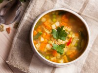 Content image for: 494350 | Знаменитый итальянский суп минестроне чаще всего готовят на воде или овощном бульоне. Главное, чтобы в нем было как можно больше различных овощей. В идеале — около десятка!