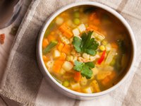Content image for: 494350 | Знаменитый итальянский суп минестроне чаще всего готовят на воде или овощном бульоне. Главное, чтобы в нем было как можно больше различных овощей. В идеале — около десятка!