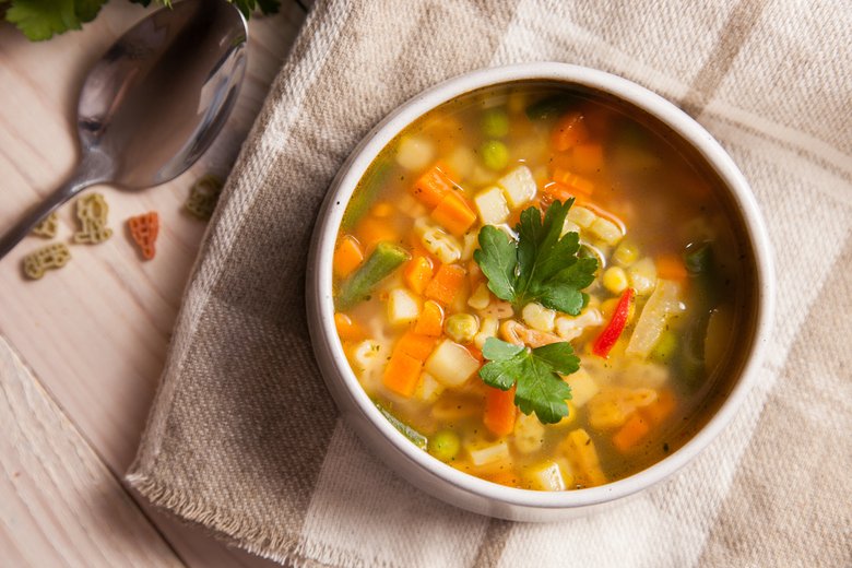 Знаменитый итальянский суп минестроне чаще всего готовят на воде или овощном бульоне. Главное, чтобы в нем было как можно больше различных овощей. В идеале — около десятка!