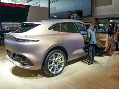 slide image for gallery: 25347 | Aston Martin DBX