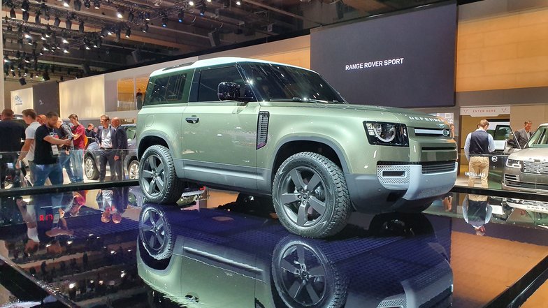 slide image for gallery: 25023 | Land Rover Defender