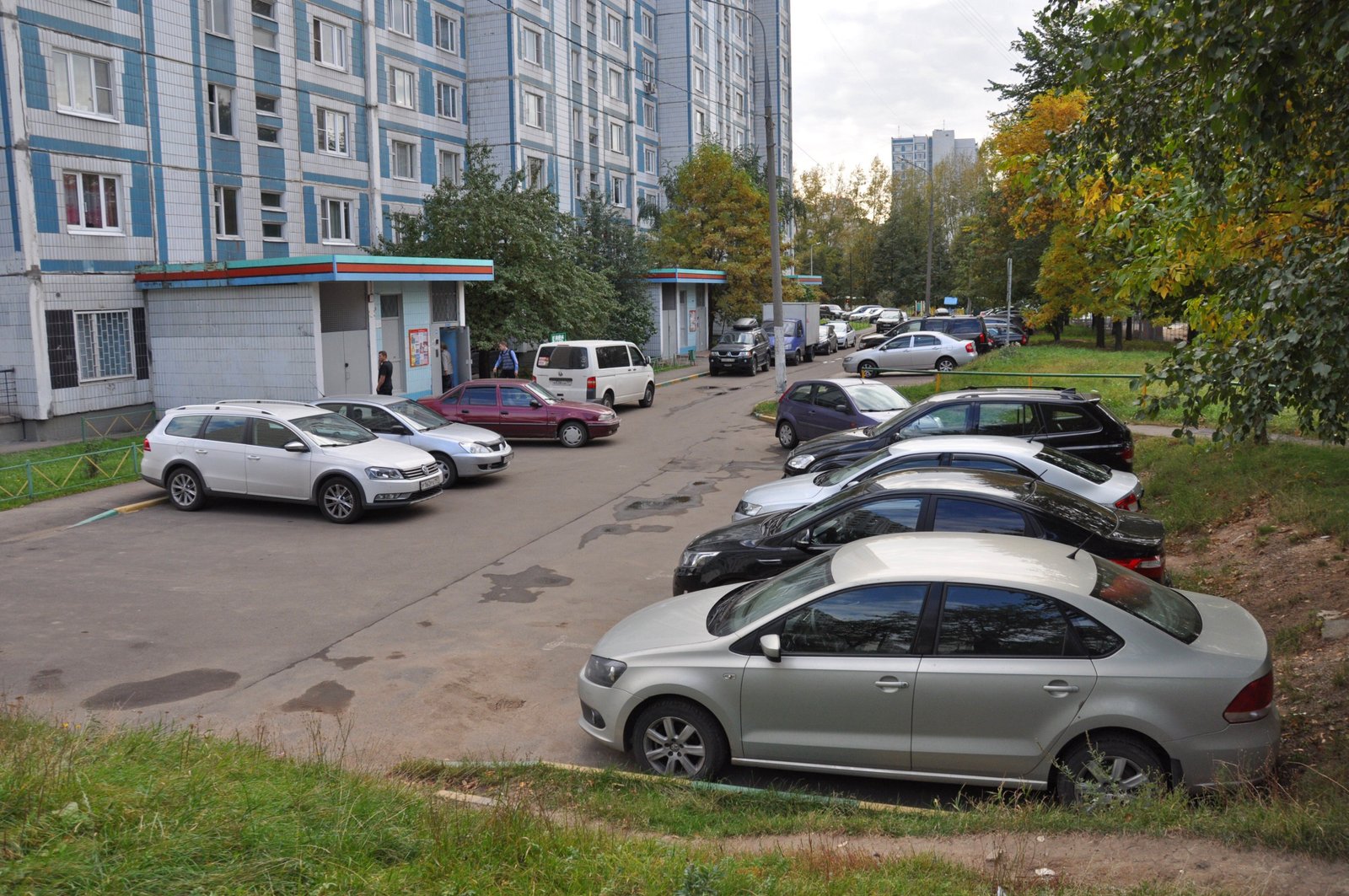 Как бороться с незаконными парковками во дворе дома?