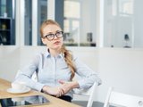 Девушка за работой