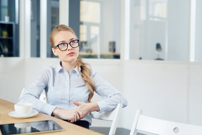 Девушка за работой Девушка за работой