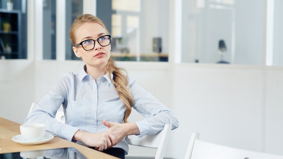 Девушка за работой Девушка за работой