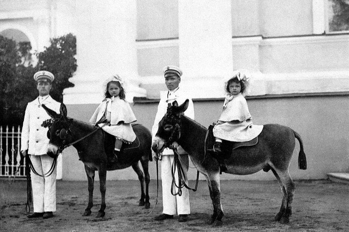 Великие Княжны Ольга и Татьяна катаются на осликах возле Александровского дворца, 1900 г
