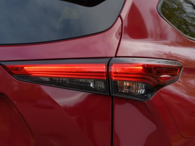 slide image for gallery: 26010 | Toyota Highlander