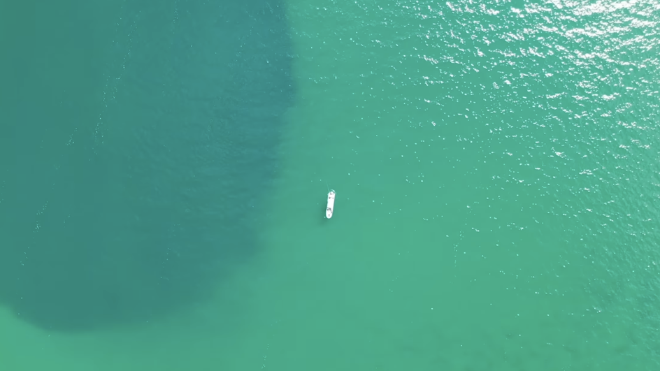 Голубая дыра Таам Джа сверху с близлежащей лодкой. (Скриншот ECOSURMX/YouTube)
