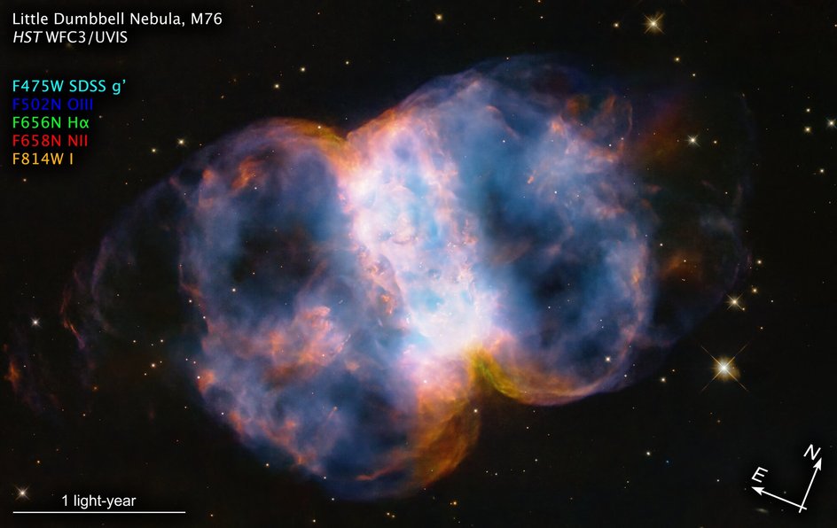 Изображение туманности Маленькая Гантель. Яркое ультрафиолетовое излучение сверхгорячей звезды заставляет газы светиться. Красный цвет — от азота, а синий — от кислорода