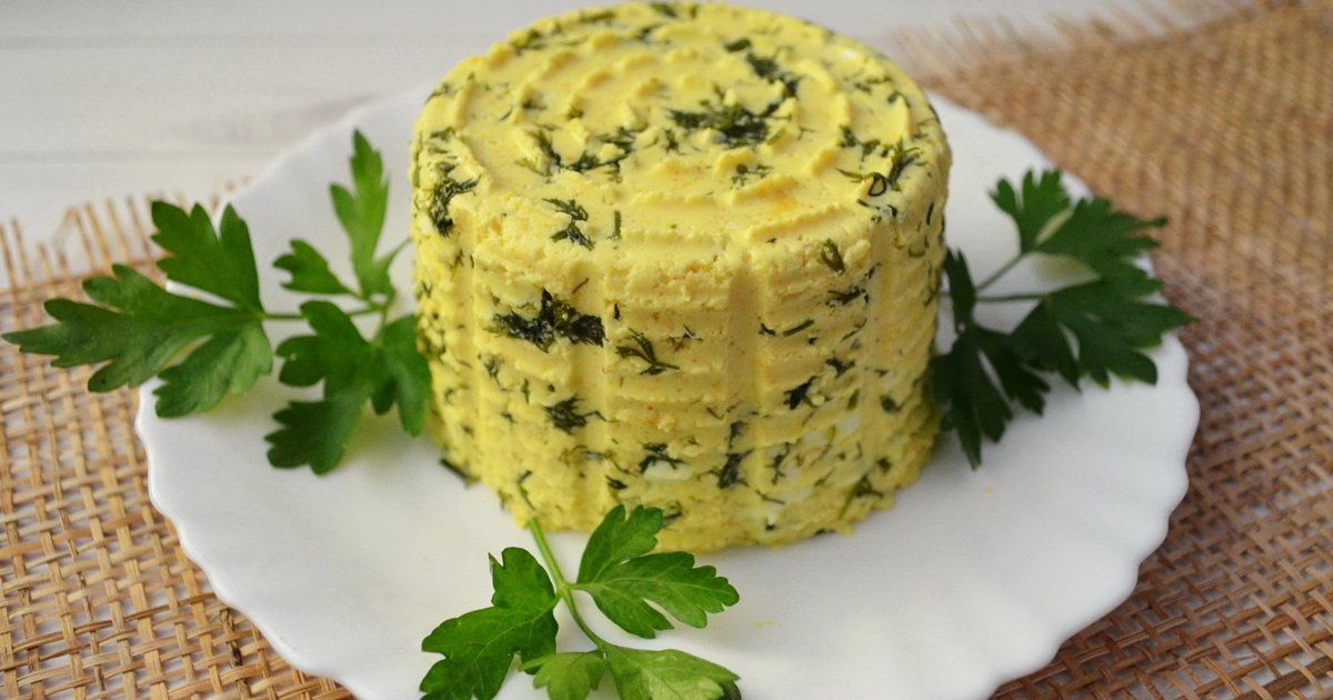 Вкусный сыр с чесноком. Домашний сыр с зеленью. Адыгейский сыр с зеленью. Чесночный сыр. Сыр с чесноком и укропом.