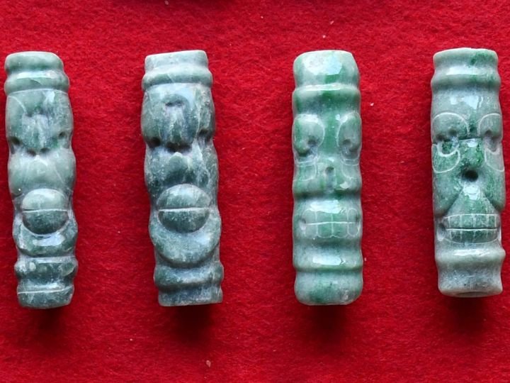 Четыре жадеитовые трубчатые бусины Четыре жадеитовые трубчатые бусины