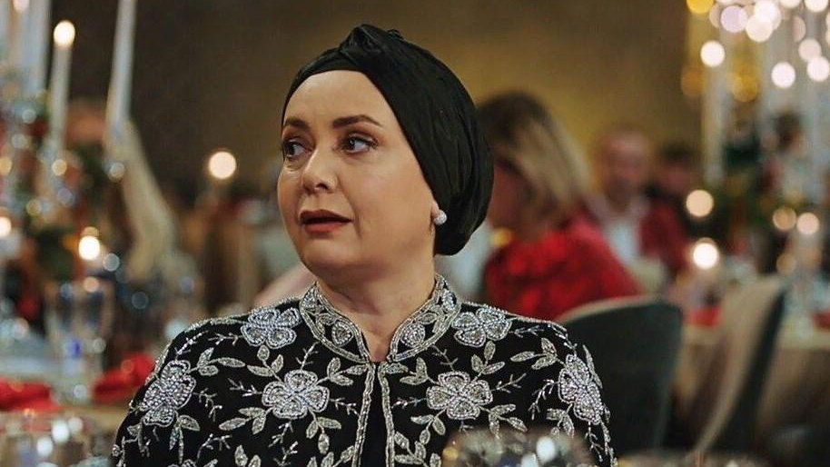 Сибель Ташчиоглу в роли Пембе в сериале «Клюквенный щербет» Сибель Ташчиоглу в роли Пембе в сериале «Клюквенный щербет»