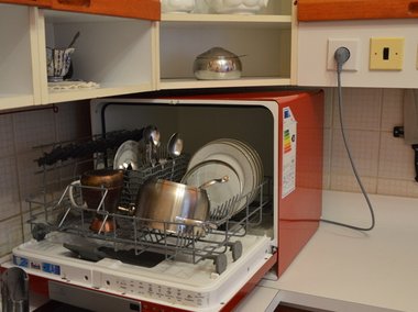 Slide image for gallery: 4622 | Комментарий «Леди Mail.Ru»: В корзину посудомоечной машины Elextrolux ESF2300OH загружать посуду очень удобно