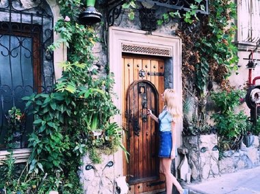 Slide image for gallery: 5671 | Певица Александра Савельева познакомила подписчиков своего блога с красотами города Баку
