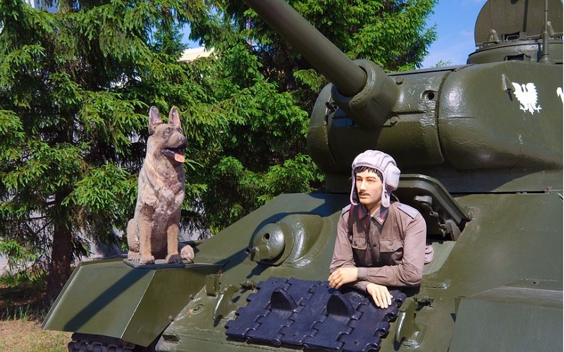 Персонажи сериала «Четыре танкиста и собака»  в музее военной техники «Боевая слава Урала» 