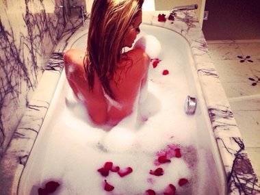 Slide image for gallery: 12573 | Конечно, в ванне плавают еще лепестки роз, а в саму ванну, наверное, налили шампанского.