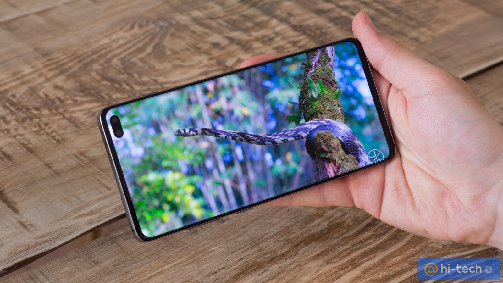 Первый обзор Samsung Galaxy S10+: пять камер, дисплей с вырезом и терабайт  памяти - Hi-Tech Mail.ru