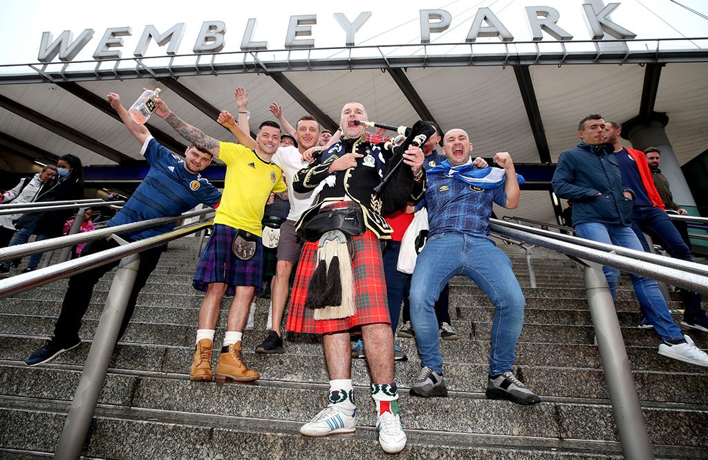Фанат сборной Шотландии отправился пешком из Глазго на Евро-2024