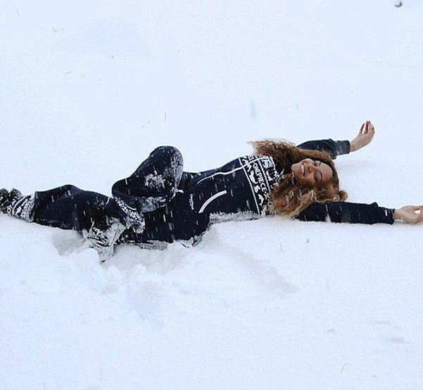 Бейонсе, которая не так часто в своей жизни видит настоящую зиму, пришла в такой восторг от белого пушистого снега, что без куртки, прямо в свитере, упала в сугроб