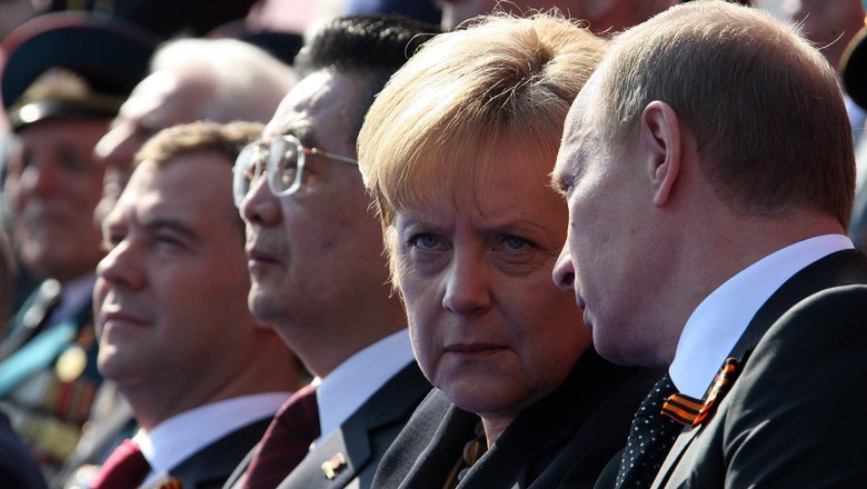 Дмитрий Медведев, Ху Цзиньтао, Ангела Меркель и Владимир Путин на Красной площади во время военного парада по случаю 65-летия Победы в Великой Отечественной войне. 2010 год. Дмитрий Медведев, Ху Цзиньтао, Ангела Меркель и Владимир Путин на Красной площади во время военного парада по случаю 65-летия Победы в Великой Отечественной войне. 2010 год.