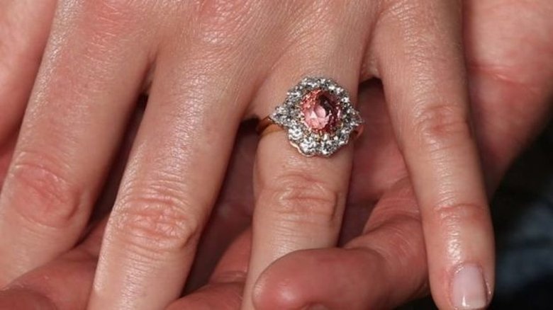 На обручальном кольце принцессы Евгении красуется оранжево-розовый сапфир падпараджа в окружении бриллиантов
Фото: PA