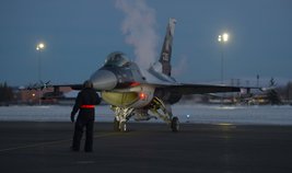 На первом фото — F-16С; затем летчик проверяет F-16C на предмет образования льда; третье изображение — F-35A. Источник: U.S. Air Force