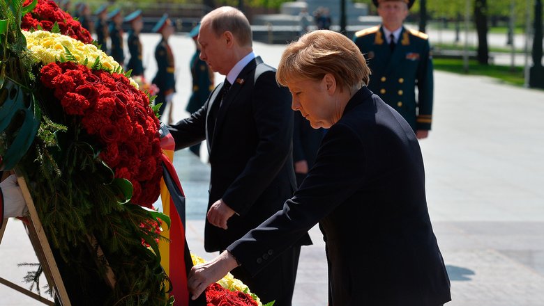 Владимир Путин и Ангела Меркель на церемонии совместного возложения цветов к Могиле Неизвестного солдата в Александровском саду. 2015 год. Владимир Путин и Ангела Меркель на церемонии совместного возложения цветов к Могиле Неизвестного солдата в Александровском саду. 2015 год.