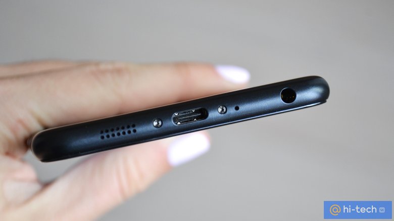 Заряжается ZenFone 3 Zoom от разъема USB Type-C.