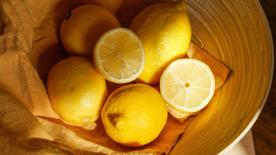 Лимоны лежат в корзине