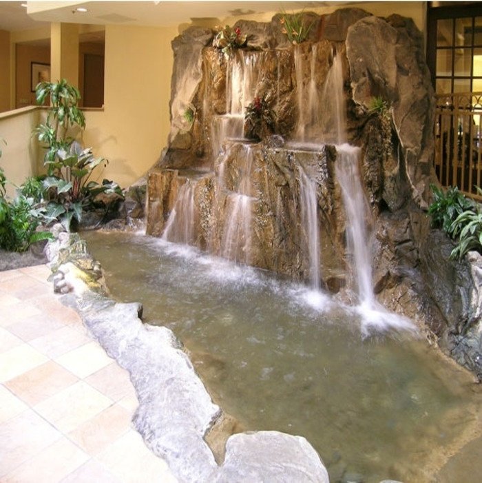 Интерьерный водопад для загородного дома