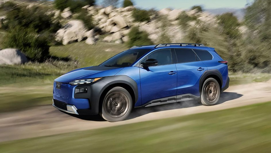 Электрический кроссовер Subaru Trailseeker едет по пересеченной местности Электрический кроссовер Subaru Trailseeker едет по пересеченной местности