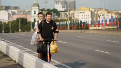 Самокат вдвоем нарушение кикшеринг