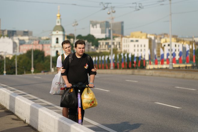 Самокат вдвоем нарушение кикшеринг Самокат вдвоем нарушение кикшеринг