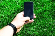 смартфон в траве