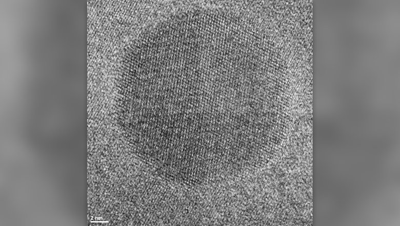 Образец желтого стекла изучили с помощью просвечивающей электронной микроскопии. Видны кристаллические решетки двух минералов, напоминающие текстуру ткани. Фото: Elizaveta Kovaleva / Live Science