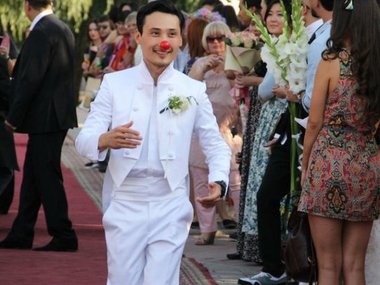 Slide image for gallery: 4287 | Комментарий «Леди Mail.Ru»: Вся обстановка на свадьбе передавала цирковую атмосферу