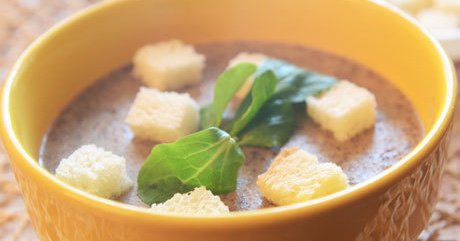 Крем-суп из шампиньонов со сливками и миндальным молоком - Лайфхакер