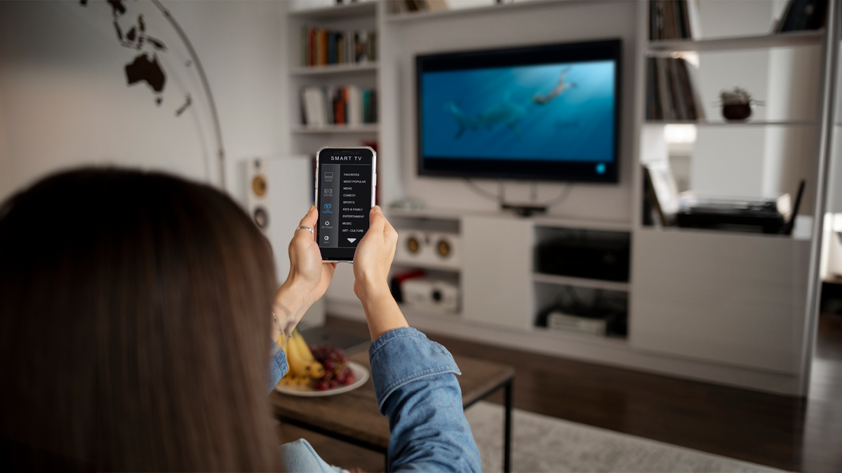 Как подключить телефон к телевизору: 11 проверенных способов