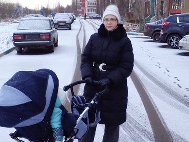 Slide image for gallery: 4670 | Ольга использует любую возможность больше двигаться, даже на прогулке с ребенком