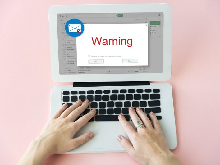 Нотбук, на экране которого написано "Warning" Нотбук, на экране которого написано "Warning"